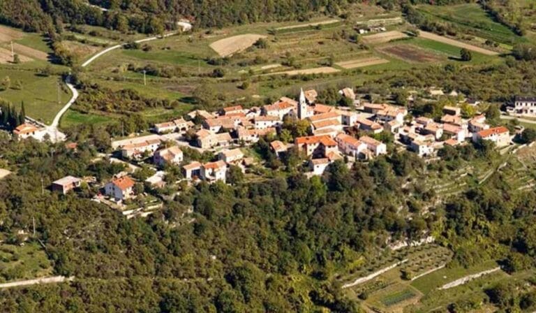 Roč, Istrie – historické městečko obklopené zelenými kopci, s kamennými domy a středověkými hradbami.