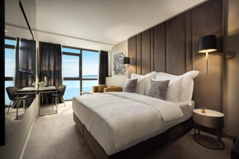 Moderní pokoj v Grand Hotel Adriatic Opatija s výhledem na Jaderské moře.