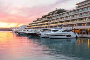 Fotografie pokojů, restauraceí a bazénů hotelu Le Meridien Lav Split v Podstraně