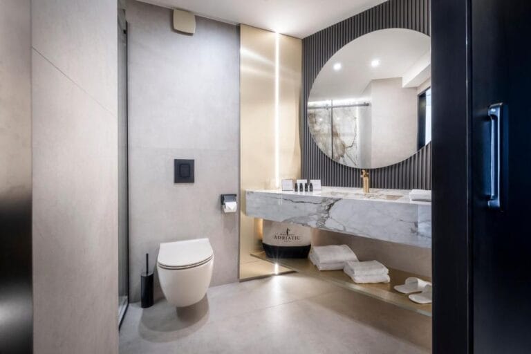 Moderní pokoj v Grand Hotel Adriatic Opatija s výhledem na Jaderské moře.